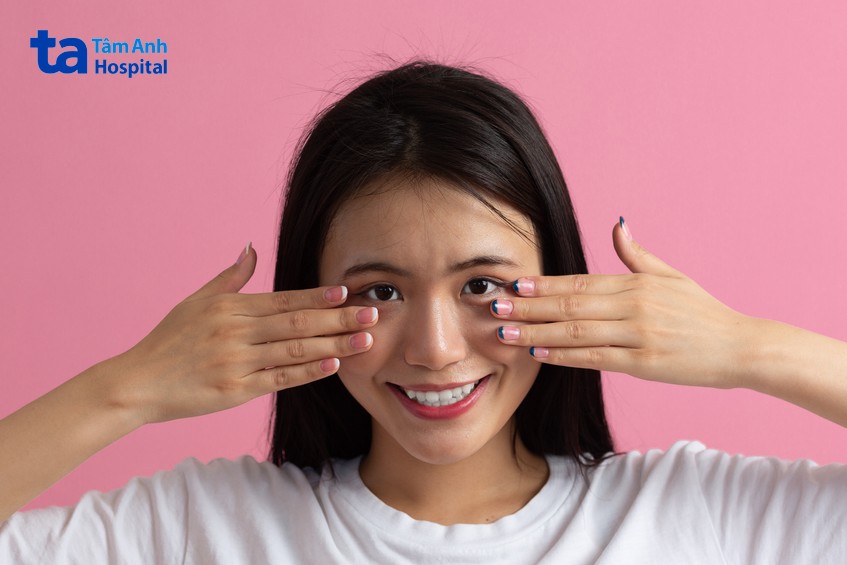 massage giúp cải thiện sụp mí sau khi ngủ dậy