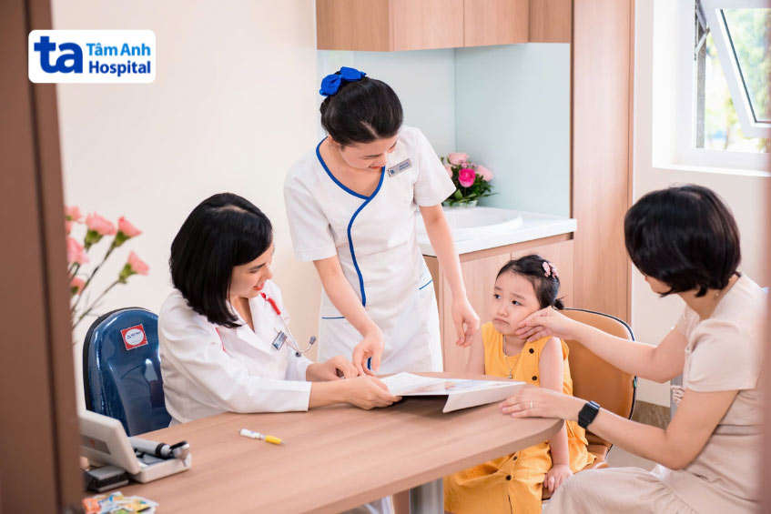 nghi ngờ chậm phát triển nên được đưa đến bệnh viện để bác sĩ kiểm tra và tư vấn điều trị