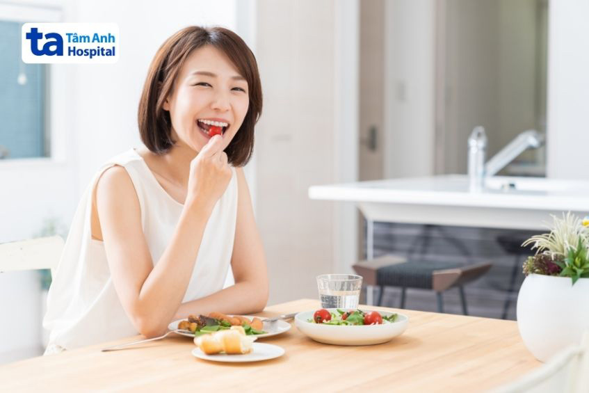 Nghỉ ngơi đúng cách và ăn uống hợp lý giúp chị em hồi phục nhanh chóng sau chuyển phôi