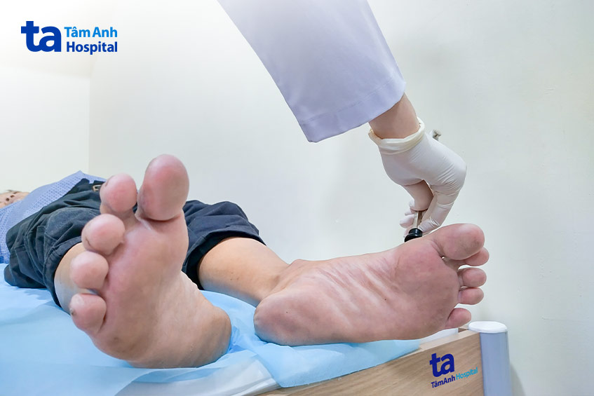 người bệnh đang được thăm khám tầm soát biến chứng bàn chân