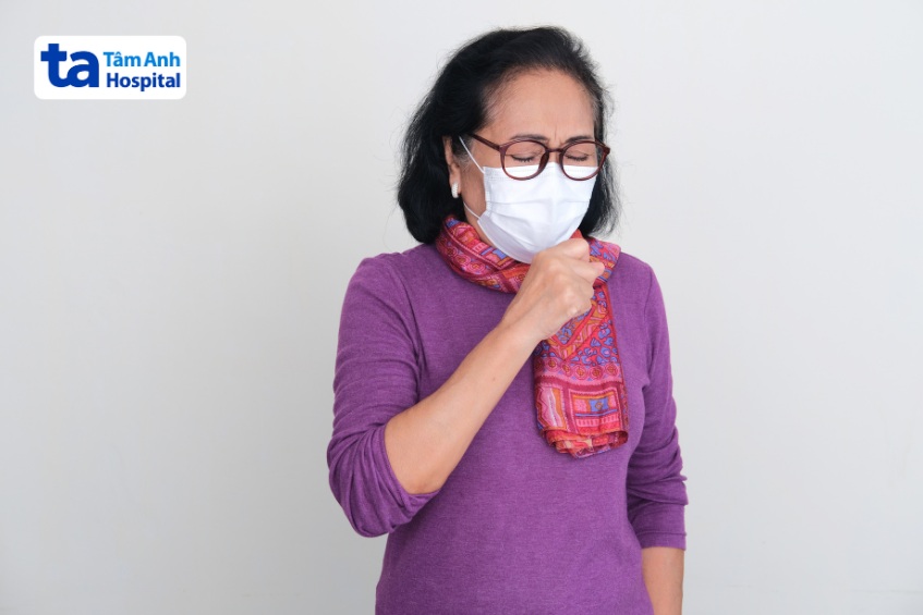 Người bệnh lao phổi cần thường xuyên đeo khẩu trang