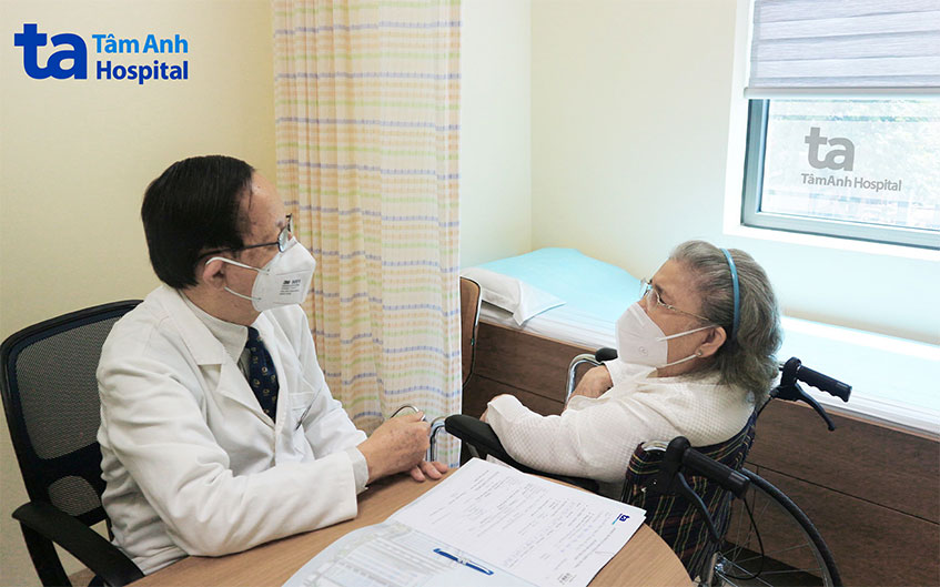 Người cao tuổi bị suy tim cần tuân thủ thăm khám sức khỏe tim mạch theo đúng lịch hẹn của bác sĩ