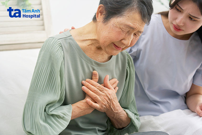 Người già bị suy tim nặng cần có sự chăm sóc, hỗ trợ tích cực từ người thân