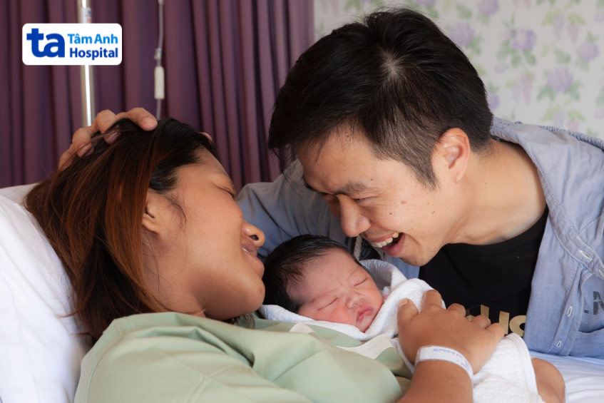 Những cảm xúc vỡ òa khi chào đón em bé của hai vợ chồng