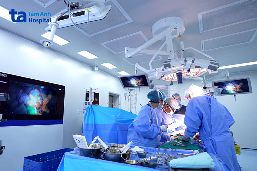 PGS Ước và ekip phẫu thuật thay van hai lá sinh học cho bệnh nhân
