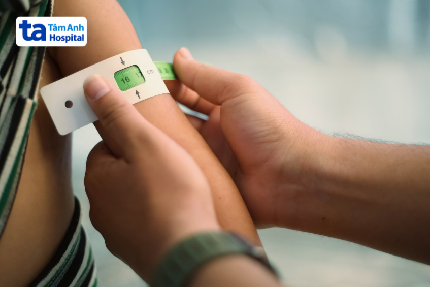 phân loại suy dinh dưỡng dựa trên các chỉ số cơ thể như chiều cao cân nặng