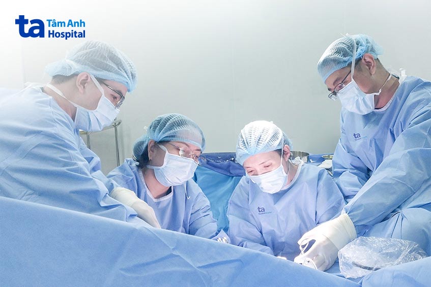 phẫu thuật đặt lưới nâng niệu đạo cho bà n