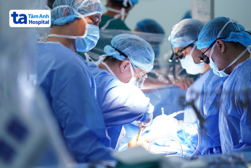 Bác sĩ tại BVĐK Tâm Anh sử dụng phương pháp phẫu thuật tim bẩm sinh cho trẻ