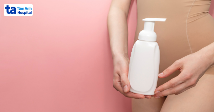 Sau khi rửa sạch âm hộ, nên sử dụng khăn sạch để lau khô giúp vùng kín khô thoáng