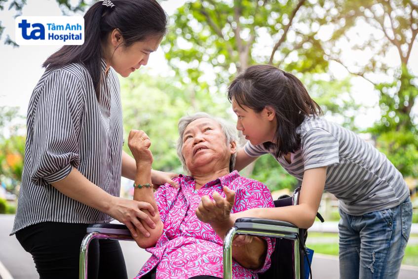 sơ cứu người bị động kinh trên xe lăn