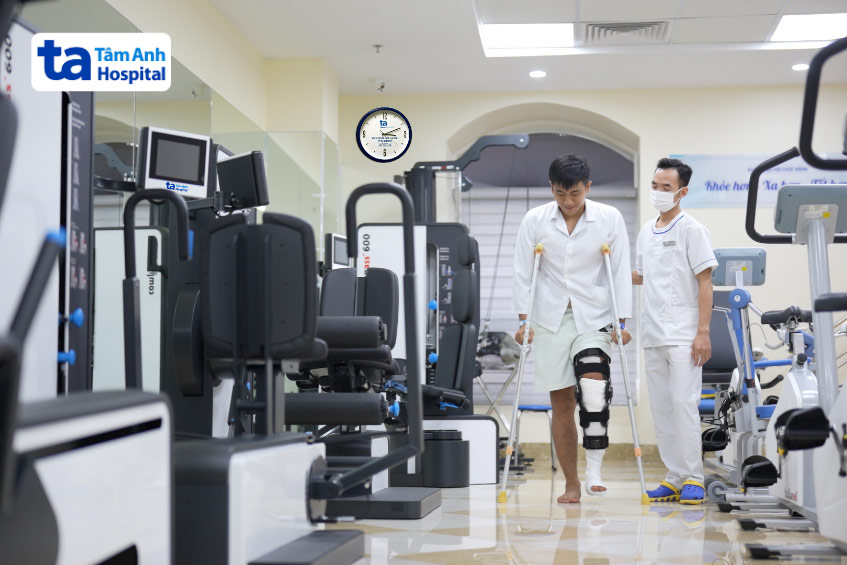 Người bệnh tập phục hồi chức năng với các thiết bị, máy móc tại Bệnh viện Đa khoa Tâm Anh