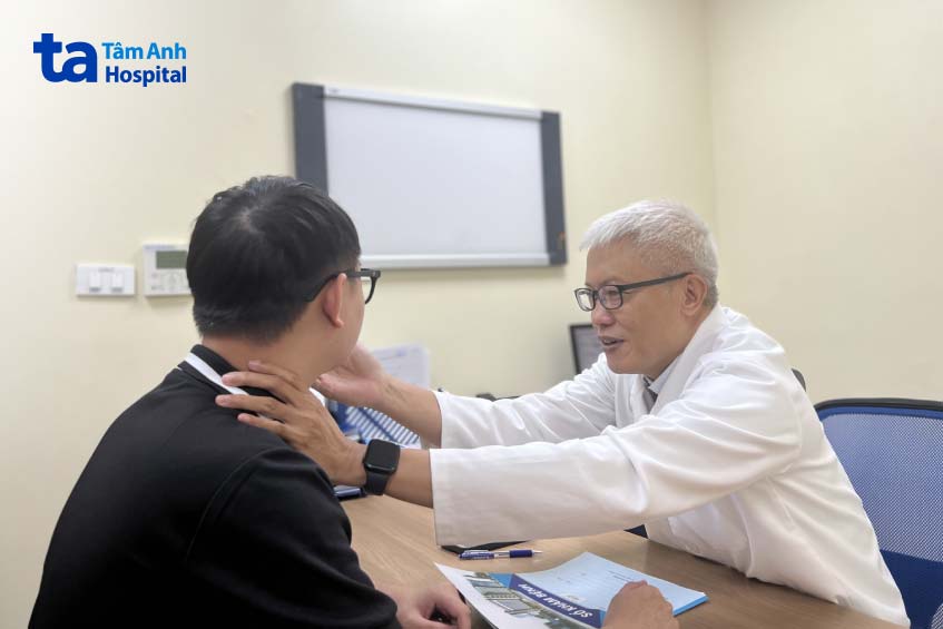 thạc sĩ bác sĩ đoàn minh trông đang khám cho người bệnh