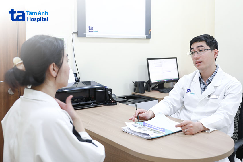 thạc sĩ bác sĩ hồ văn hữu đang tư vấn cho một người bệnh