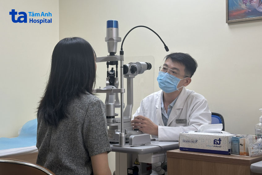 thạc sĩ bác sĩ phạm huy vũ tùng đang khám mắt cho người bệnh