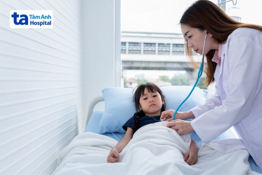 Bác sĩ thăm khám và theo dõi bệnh nhân tại bệnh viện sau bít dù thông liên nhĩ