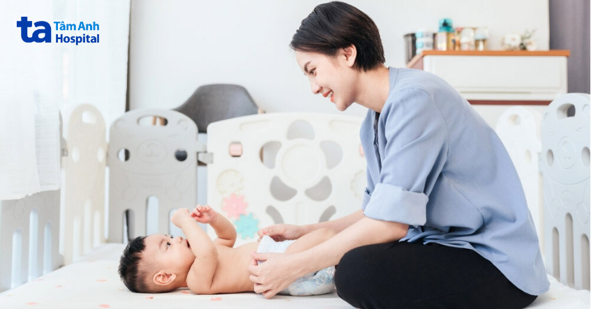 thay tã thường xuyên, vệ sinh đúng cách giúp phòng ngừa viêm bàng quang
