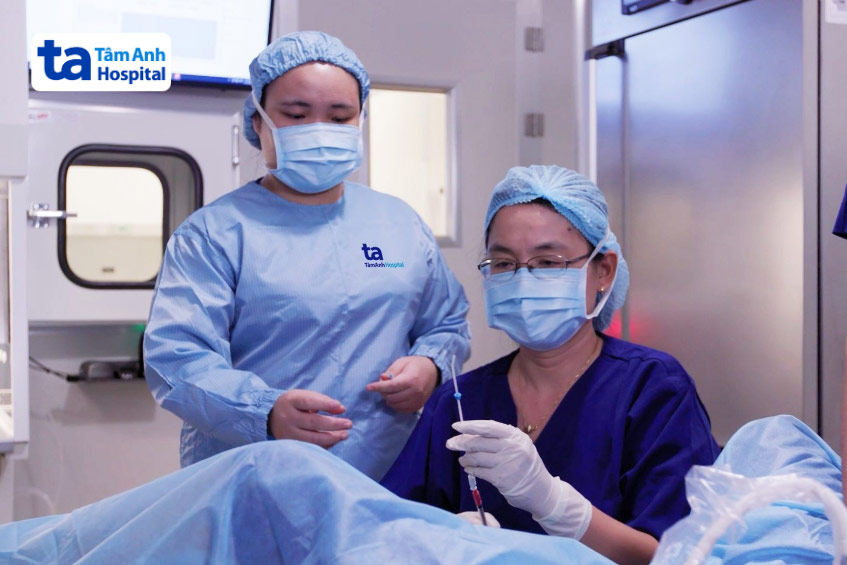 ThS.BS Giang Huỳnh Như thực hiện kỹ thuật chuyển phôi vào lòng tử cung cho bệnh nhân hiếm muộn