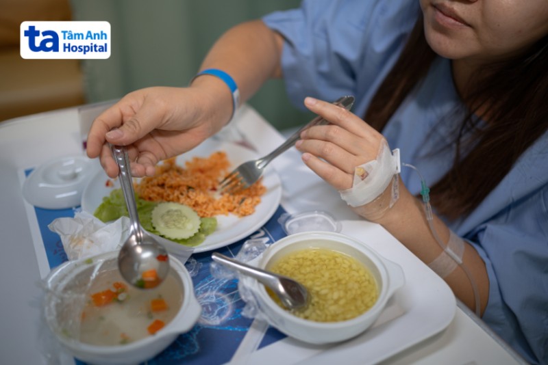 thực đơn cho người xạ trị ưu tiên các món ăn mềm, dễ nuốt, dễ tiêu hóa