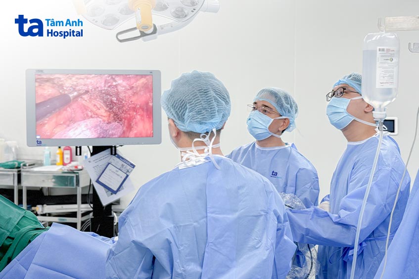 thực hiện phẫu thuật nội soi cho một bệnh nhân