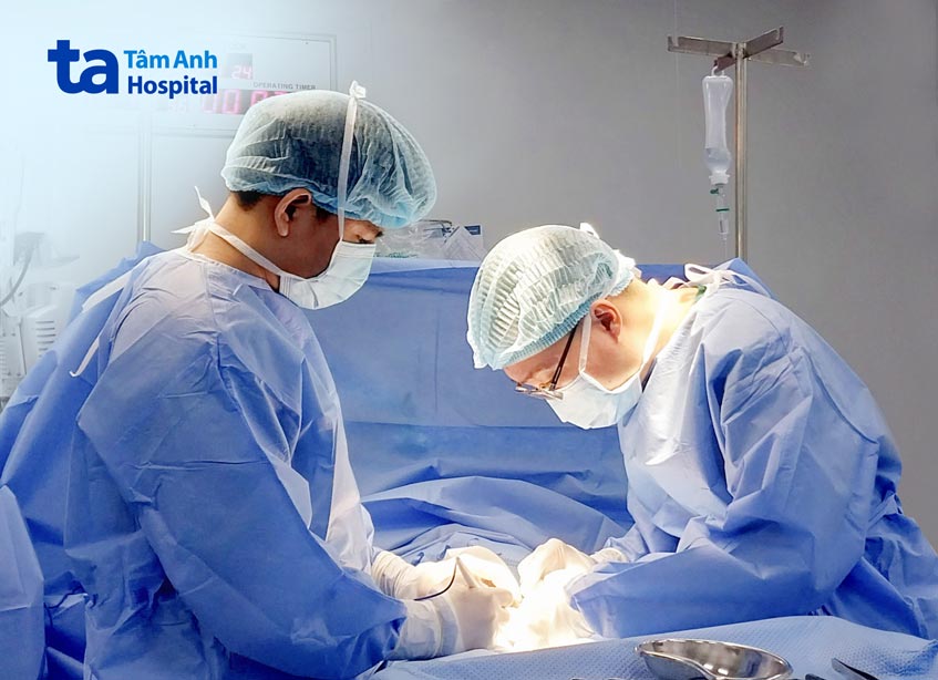 thực hiện phẫu thuật thắt ống dẫn tinh cho người bệnh