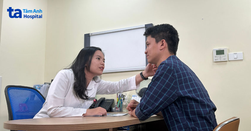 trần nguyễn anh thư đang khám da cho khách hàng