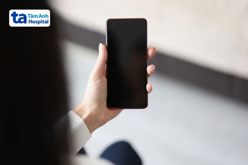 Tránh để điện thoại tiếp xúc quá gần cơ thể sau chuyển phôi