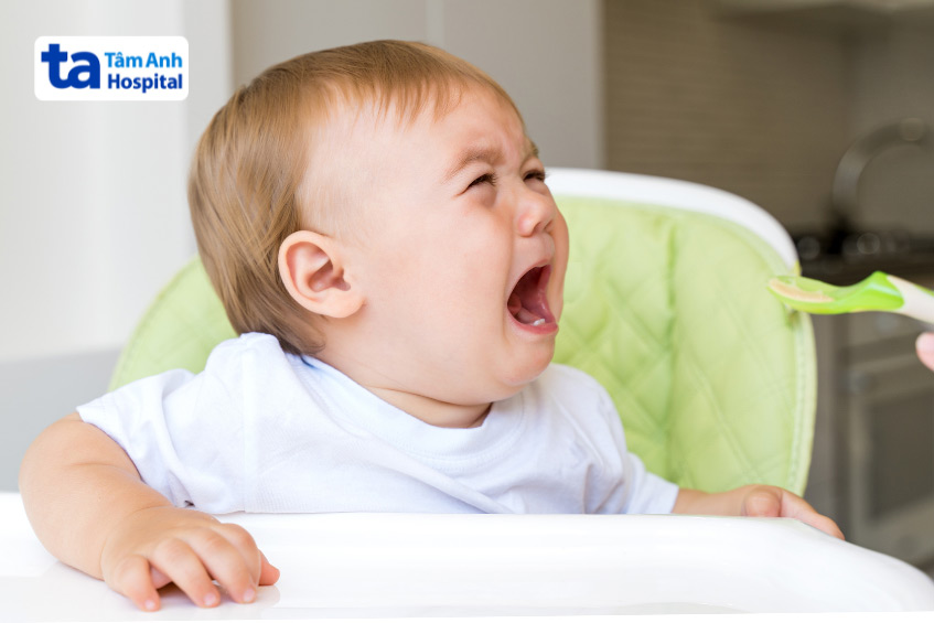 Trẻ bị kênh nhĩ thất thường gặp dấu hiệu mệt mỏi, khó chịu khi ăn hoặc bú