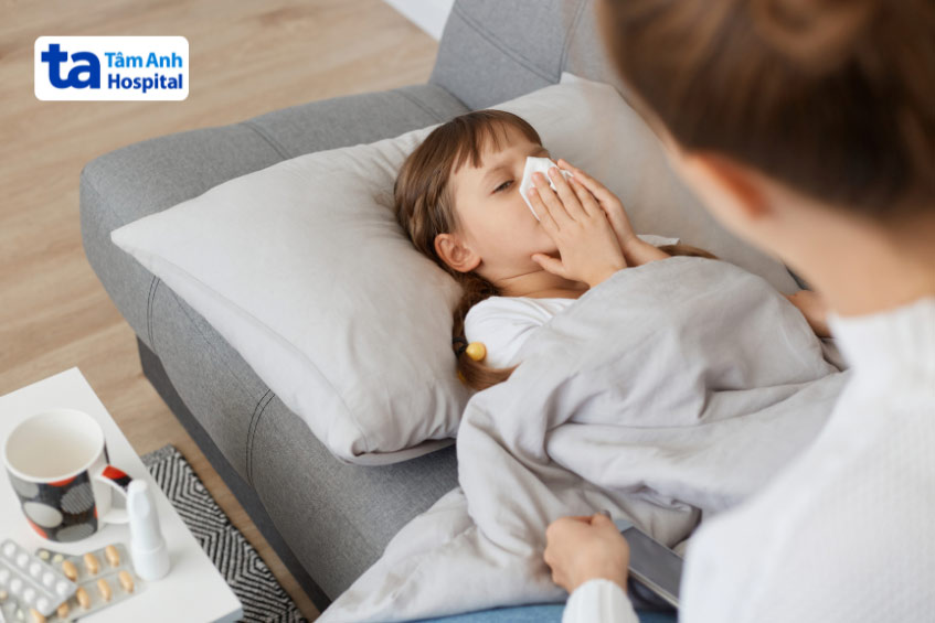 trẻ bị viêm phế quản phụ huynh nên cho trẻ nghỉ ngơi nhiều hơn