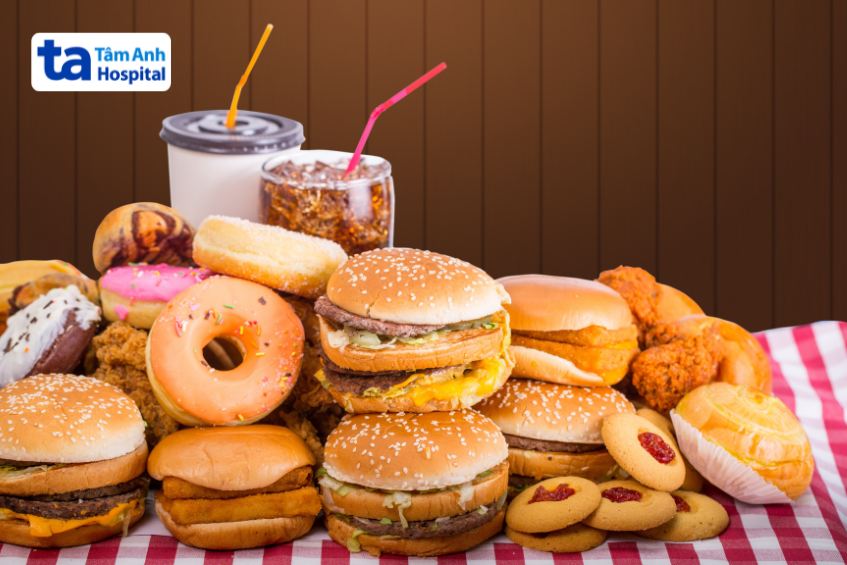 Trẻ bị viêm phổi nên kiêng ăn thức ăn nhanh