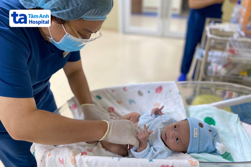 Trẻ mắc thông liên nhĩ lỗ thứ phát cần được theo dõi và chăm sóc sau khi thực hiện thủ thuật điều trị