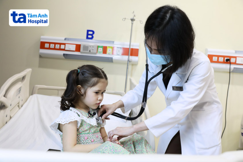 Trẻ nên được theo dõi và thăm khám thường xuyên