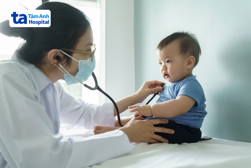 Trẻ sau khi thực hiện thủ thuật cần được bác sĩ theo dõi và thăm khám thường xuyên