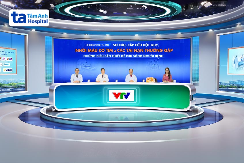 Từ trái sang phải: ThS.BS.CKII Võ Anh Minh, BS.CKI Hồng Văn In, TS.BS Lê Văn Tuấn và MC Kim Ánh