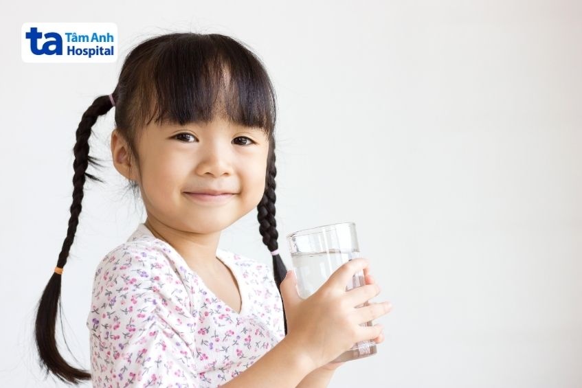 Uống đủ nước giúp làm loãng đờm, tránh tình trạng tắc nghẽn