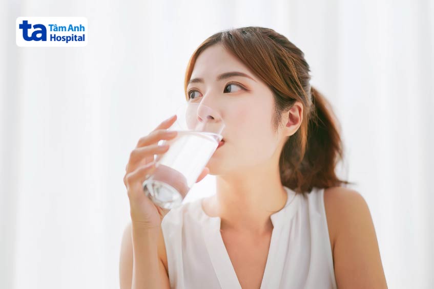 uống đủ nước giúp nữ giới bảo vệ niệu đạo luôn khỏe mạnh