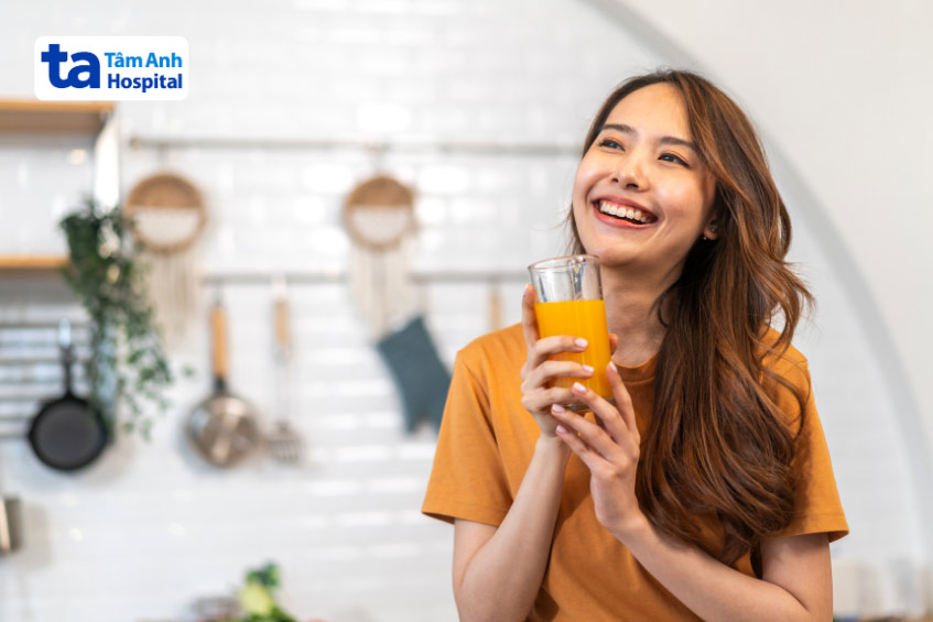 uống nước cam là cách bổ sung vitamin c đơn giản