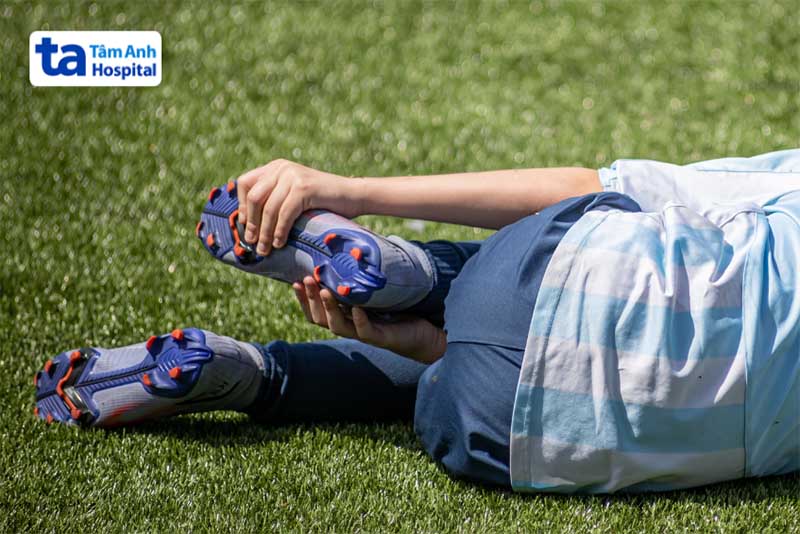 Chấn thương khi chơi thể thao có thể dẫn đến viêm gót chân