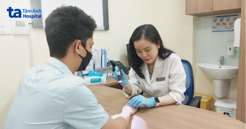vũ thị thùy trang kiểm tra sức khỏe da cho khách hàng