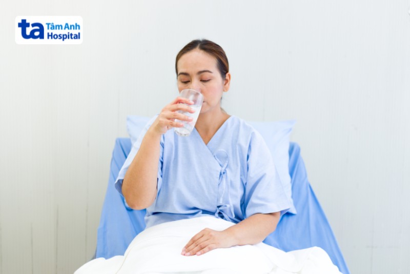 Xạ trị ung thư vòm họng nên uống nhiều nước