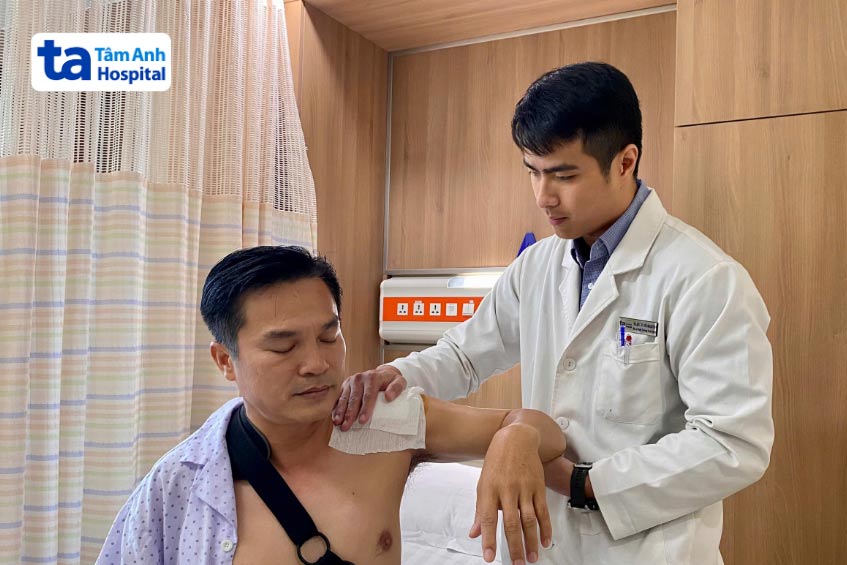 bác sĩ ân kiểm tra tình trạng khớp vai trước khi người bệnh xuất viện