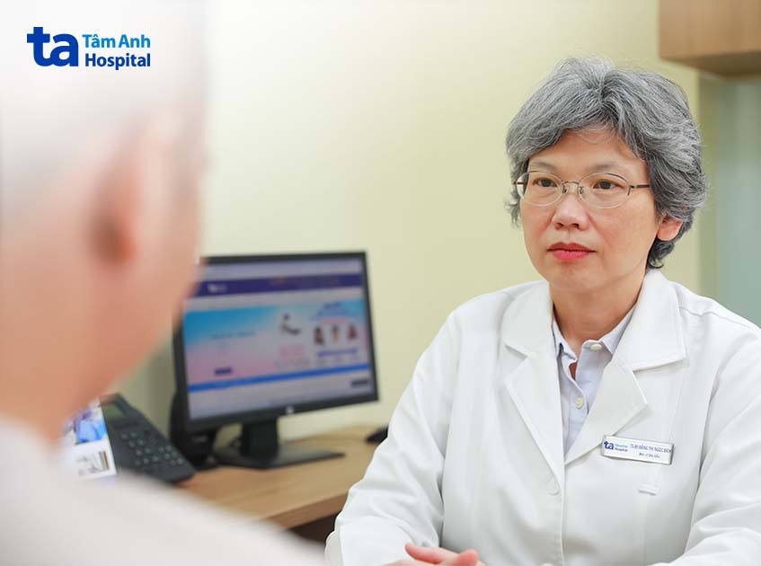 bác sĩ bích khám cho bệnh nhân