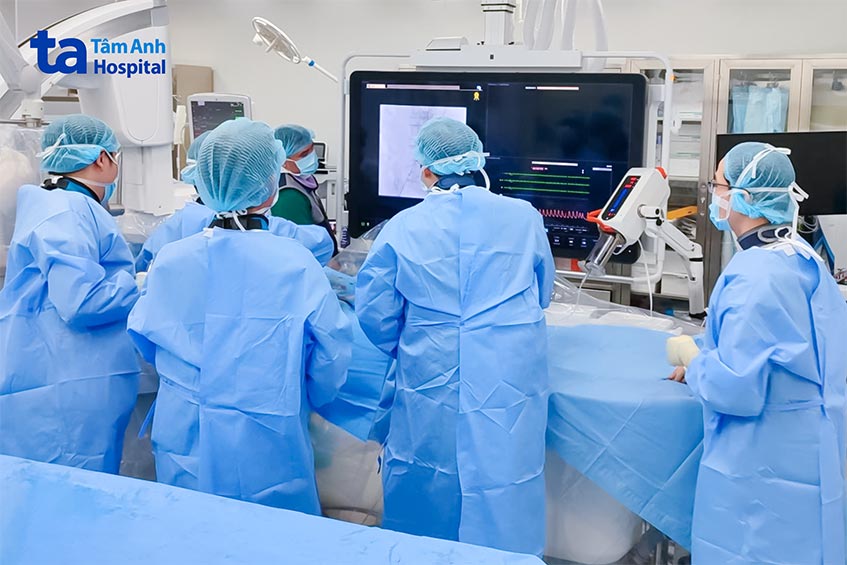 Các bác sĩ can thiệp đặt stent tĩnh mạch cho bệnh nhân