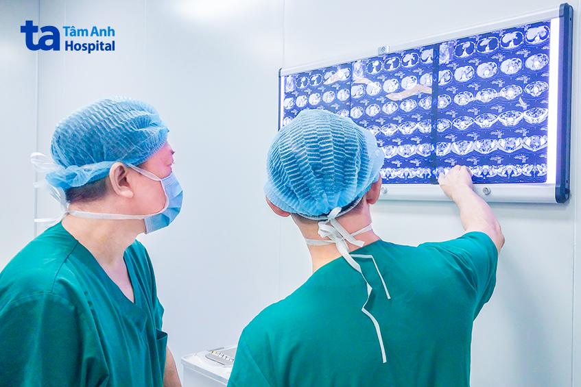 bác sĩ đang trao đổi với nhau