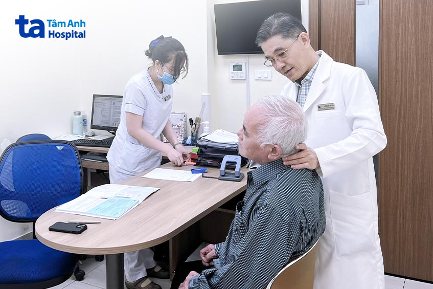 Bác sĩ Dũng kiểm tra vết mổ cho ông Thịnh vào ngày tái khám