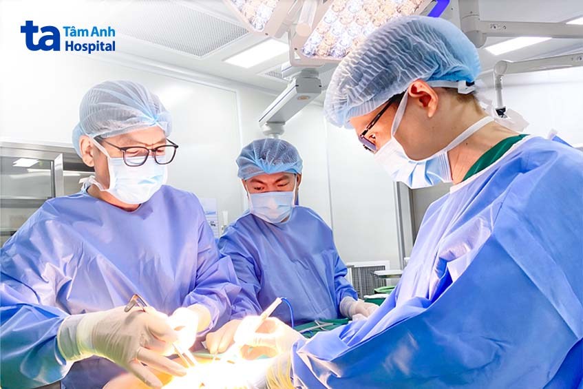 bác sĩ Huỳnh Bá Tấn và ê kíp khoa Ngoại Vú đang phẫu thuật