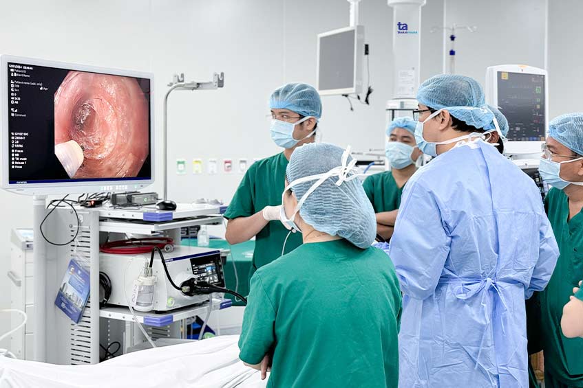 bác sĩ minh hùng cùng ê kíp đang thực hiện nội soi cắt cơ vòng