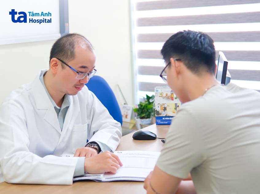 bác sĩ minh nguyên khoa ung bướu khám cho người bệnh