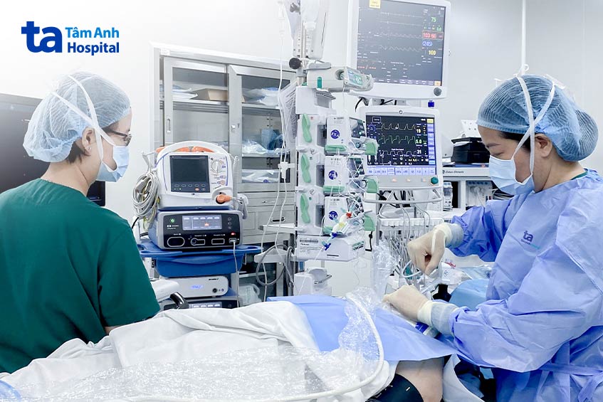 Bác sĩ Nga (phải) gây mê nội khí quản cho bệnh nhân