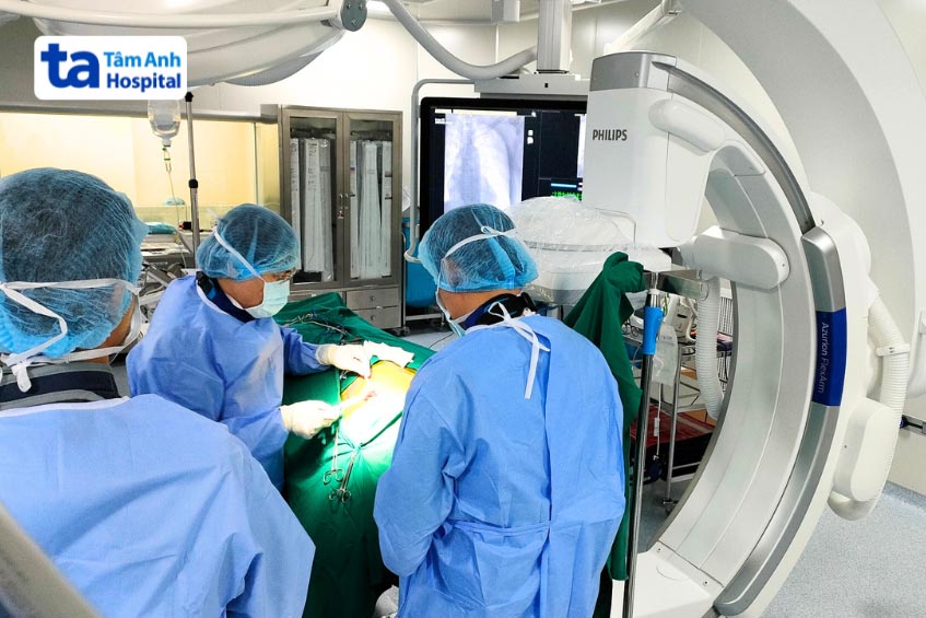 Bác sĩ tại BVĐK Tâm Anh thực hiện cấy ICD cho bệnh nhân