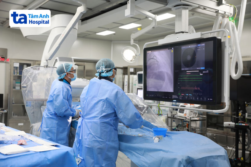 Bác sĩ tại BVĐK Tâm Anh thực hiện đặt stent cho bệnh nhân tim mạch